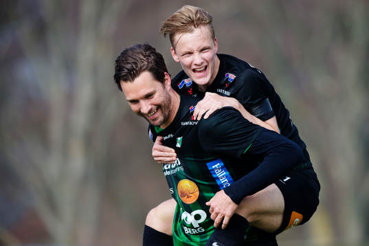 Målskytten till 3-3 Varbergs Peter Nyström jublar med