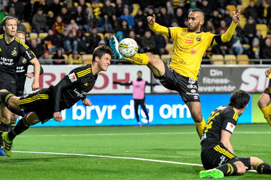 s Jesper Nyholm nickar bort bollen framför Elfsborgs