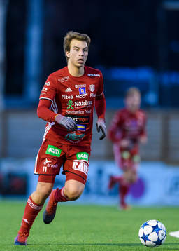 Piteås Alex Naylor med bollen