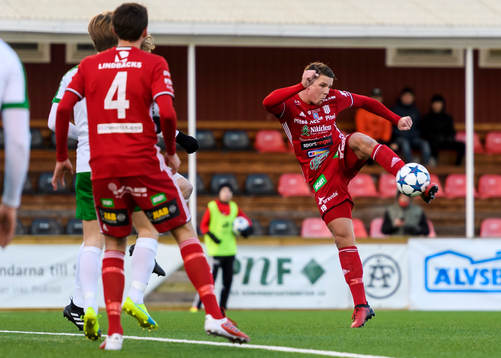 Piteås Joel Edström avlossar ett skott