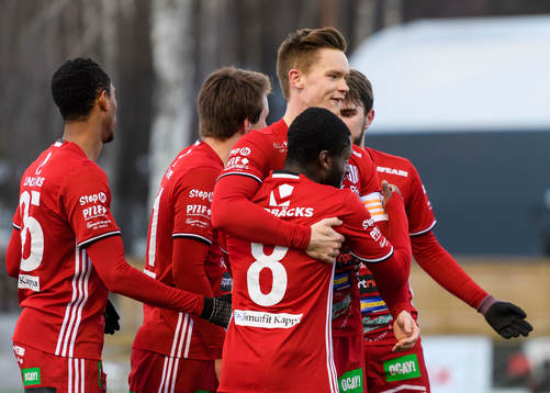 Piteås Samuel Naiwo får en kram av Fredrik Lundgren