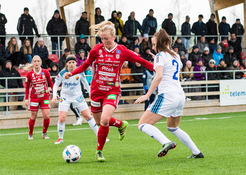Piteås Julia Karlenäs med bollen