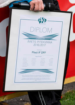 Före matchstart fick Piteå IF Dam pris av PKF