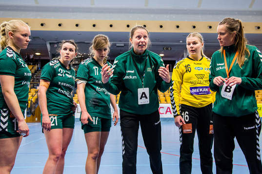 Helsingborgs tränare Alexandra Möller instruerar spelare