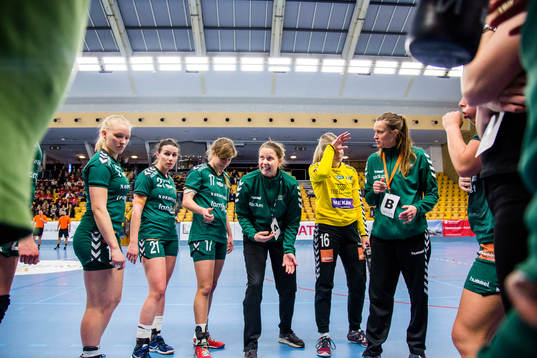 Helsingborgs tränare Alexandra Möller instruerar spelare