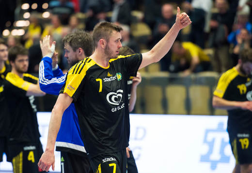 Sävehofs Jonas Larholm ger tummen upp till klacken