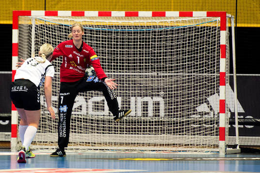 Sävehofs målvakt Johanna Bundsen räddar ett straffskott