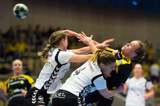 Sävehofs Thess Krönell stoppas av Heids Sofi Larsson