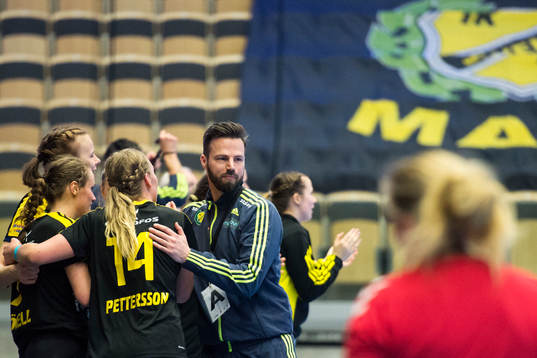 Sävehofs tränare Henrik Signell klappar om sina spelare