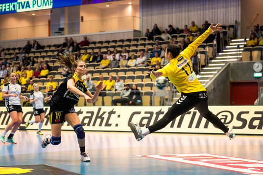 Sävehofs Olivia Mellegård lägger mål på Heids målvakt