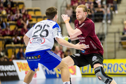 Ystads Axel Eriksson (ryggen mot kameran) och Lugis Simon