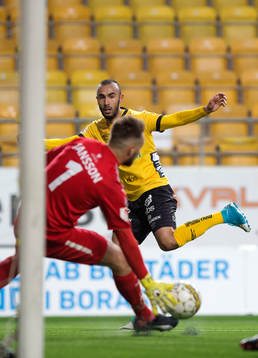 Elfsborgs Issam Jebali skjuter och Örebros målvakt Oscar
