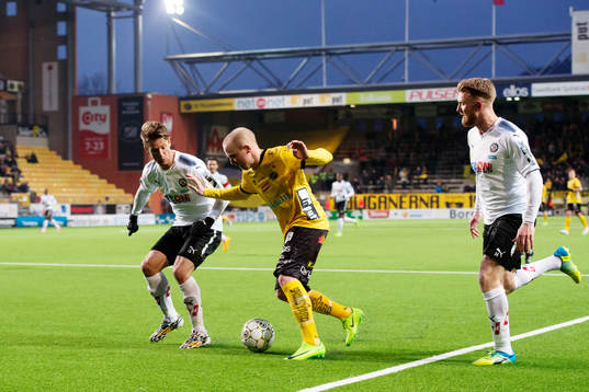 Elfsborgs Simon Lundevall driver bollen mellan Örebros