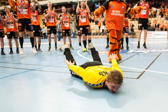 Kristianstads målvakt Leo Larsson slänger sig på golvet