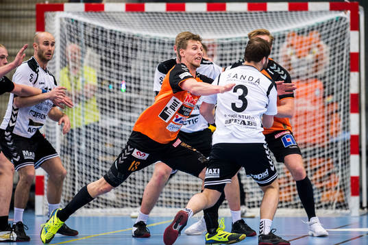 Kristianstads Olafur Gudmundsson jagar Guifs Emil Andersson