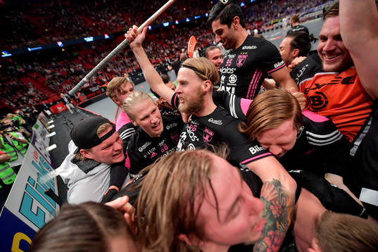 Faluns Adam Fernqvist jublar med lagkamrater