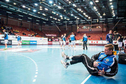 Redbergslids Linus Arnesson värmer upp