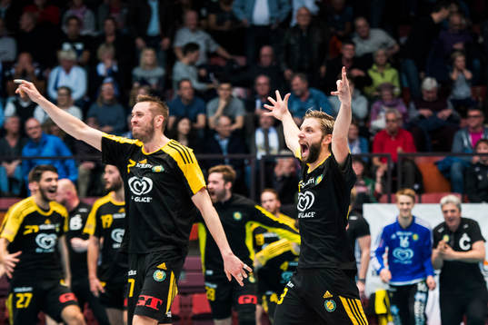 Sävehofs Jonas Larholm och Viktor Ottosson jublar