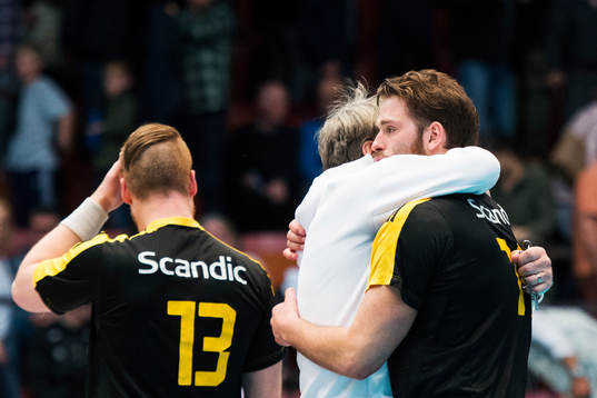 Sävehofspelare kramar om varandra