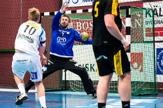Redbergslids Oliver Wigmark skjuter ett skott som Sävehofs