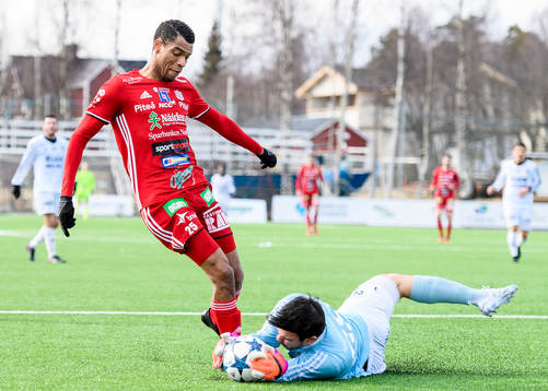 Piteås Kraig Rochester försöker runda