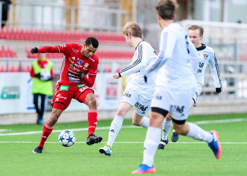 Piteås Kraig Rochester omringad av 3st