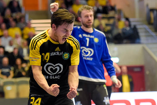 Sävehofs Sebastian Karlsson och målvakt Per Sandström