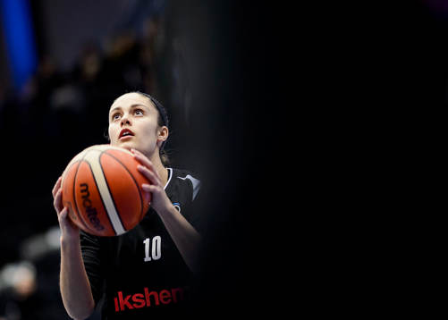 Luleås Katie Bussey på uppvärmningen