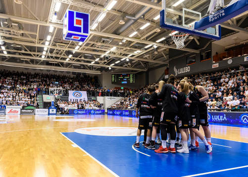 Luleåspelarna pratar ihop innan matchstart