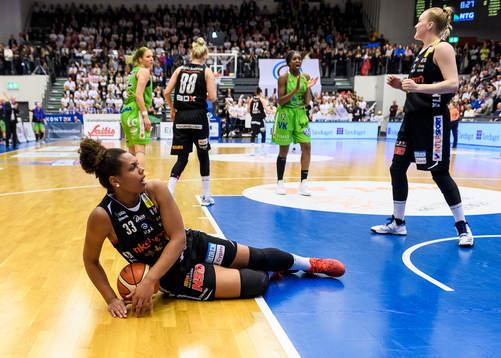 Luleås Janis Ndiba sitter på golvet