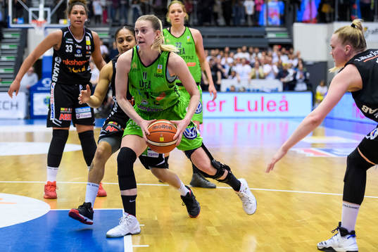 s Hollie Mershon går förbi Luleås Candice Warthen