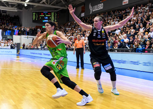 s Ilaria Zanoni går förbi Luleås Anna Barthold