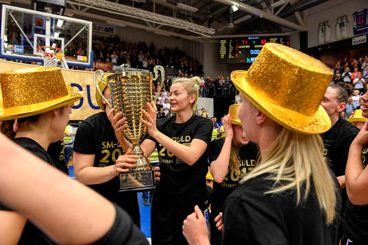 Luleås spelare jublar med pokalen