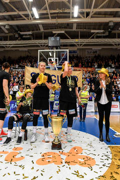Luleås spelare jublar med pokalen
