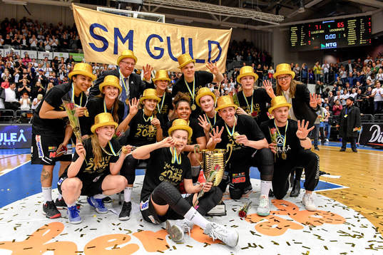 Luleås spelare jublar med pokalen