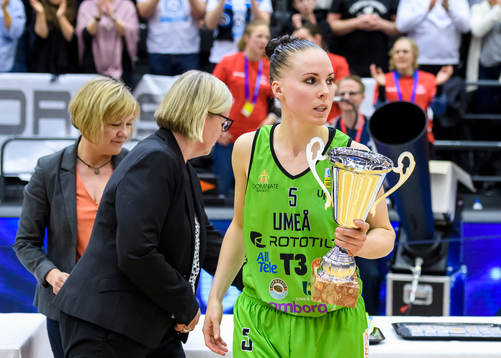 s Agnes Nordström tar i mot silverpokalenefter förlusten