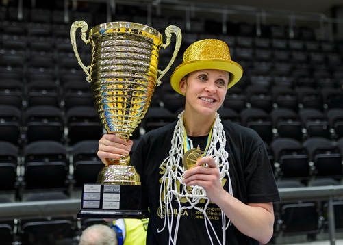 Luleås Anna Barthold med sm-pokalen