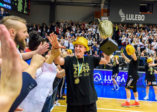 Luleås Anna Barthold firar sm-guldet med publiken