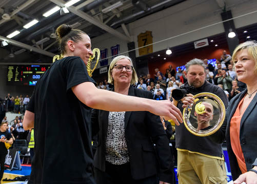 Luleås Anna Barthold tar emot sm-pokalen