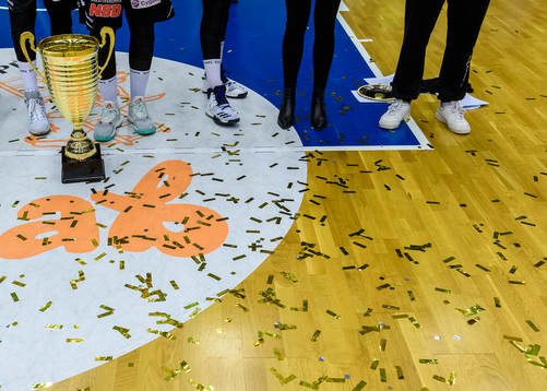 SM-pokalen och en massa guld konfetti på golvet