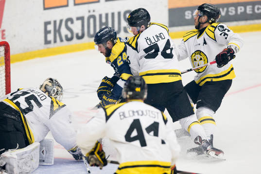 s Erik Christensen utmanar Brynäs målvakt David Rautio,