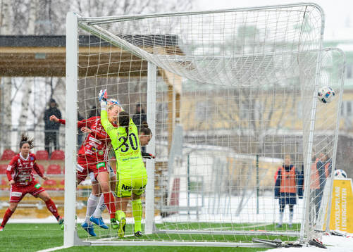 Piteås Julia Karlenäs gör 1-0 bakom Kvarnsvedens Lina