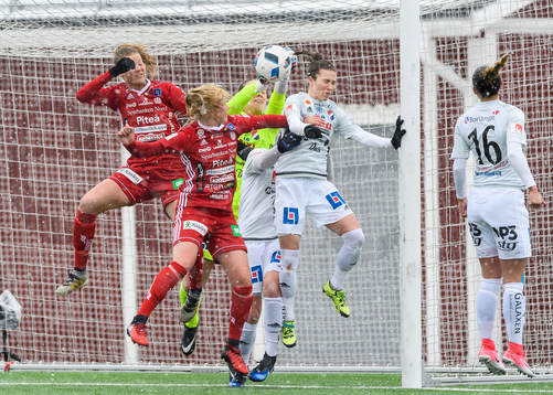 Kvarnsvedens Lina Lundqvist försöker plocka ner bollen