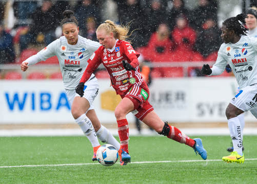 Piteås Elin Bragnum med bollen
