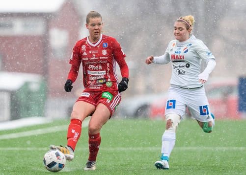 Piteås Nina Jakobsson jagas av Kvarnsvedens Lara Ivanosa