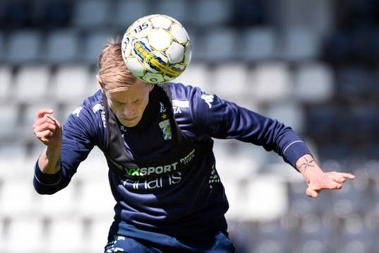 Sören Rieks nickar en boll