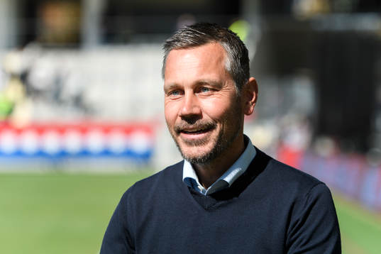 Örgrytes tränare Marcus Lantz innan fotbollsmatchen i
