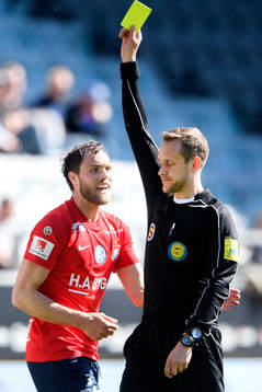 Örgrytes Johan Elmander får gult kort av domare Victor
