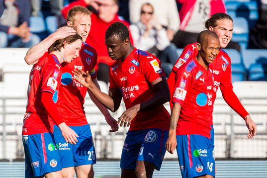 Helsingborgs Max Svensson jublar med lagkamrater