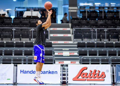 Luleås Brandon Rozzell på uppvärmningen